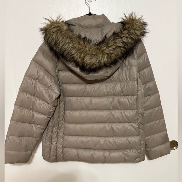 Michael Kors hooded packable down puffer coat with a faux fur trim. - Picture 2 of 11